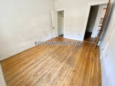 Fenway/kenmore Renovated 2 bed 1 bath available 12/1 on Peterborough St in Fenway!  Boston - $2,950